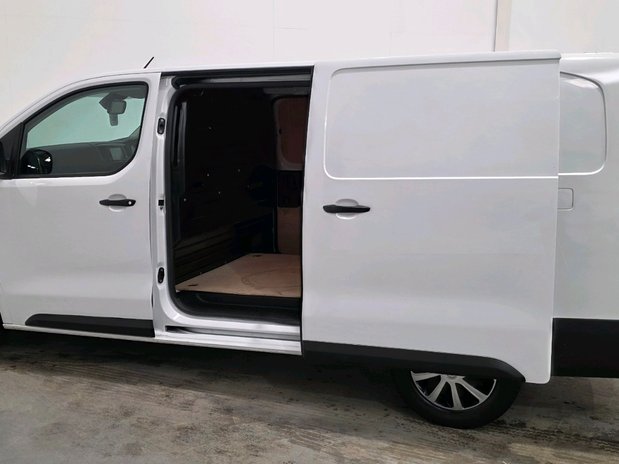 Vauxhall Vivaro VIVARO L2 DIESEL 2900 1.5d 100PS Dynamic H1 Van 11