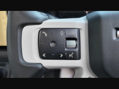 Land Rover Defender X-DYNAMIC SE 16