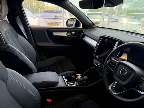 Volvo XC40 2.0 B3 MHEV Ultra Black Edition DCT Auto Euro 6 (s/s) 5dr 22