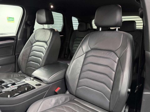 Volkswagen Touareg 3.0 TDI V6 R-Line SUV 5dr Diesel Tiptronic 4Motion Euro 6 (s/s) (286 ps) 6