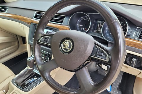 Skoda Superb LAURIN AND KLEMENT V6 DSG 32