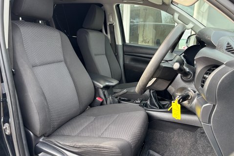 Toyota Hilux Active 4WD D-4D DCB Utility Service Body - Uprated to 3.5t 4