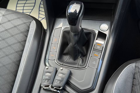 Volkswagen Tiguan R-LINE TSI DSG - ONE OWNER - APPLE CAR PLAY -ADAPTIVE CRUISE 14