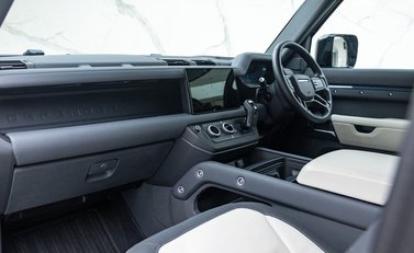 Land Rover Defender 90 D300 X-DYNAMIC HSE 30