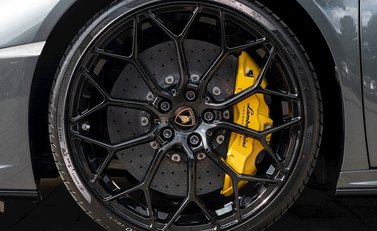 Lamborghini Huracan Spyder LP640-4 EVO 12