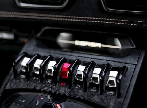 Lamborghini Huracan LP640-4 Performante 17