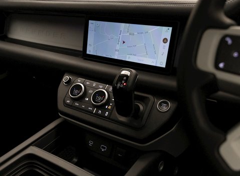 Land Rover Defender 110 HSE P300 21