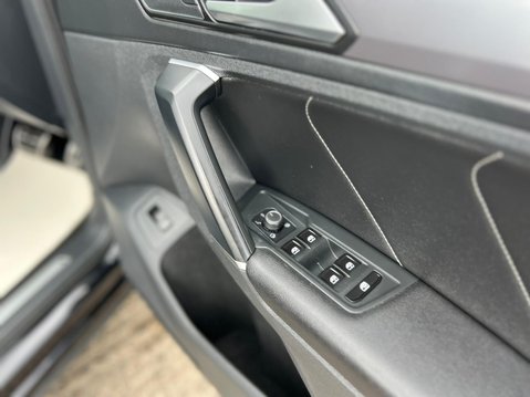 Volkswagen Tiguan R-LINE TDI BMT 4MOTION DSG 58