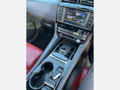 Jaguar F-Pace 2.0 D180 R-Sport Auto AWD Euro 6 (s/s) 5dr 3