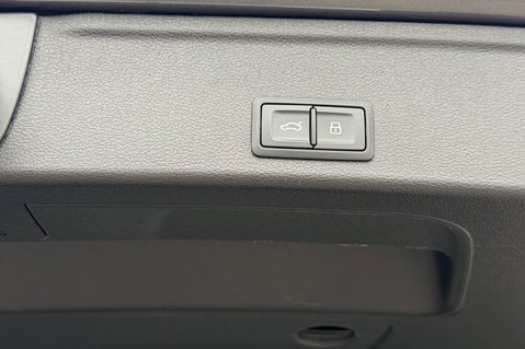 Audi A4 AVANT TDI S LINE BLACK EDITION -B&O - VIRTUAL COCKPIT -REVERSE CAMERA  52