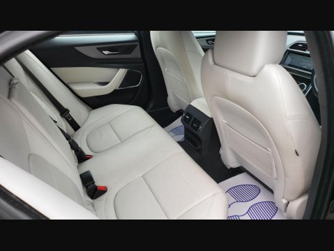 Jaguar XE R-DYNAMIC S 19