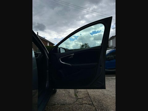 Volvo V40 2.0 D2 R-Design Nav Euro 6 (s/s) 5dr 22