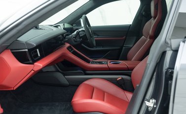 Porsche Taycan Turbo S Cross Turismo 15