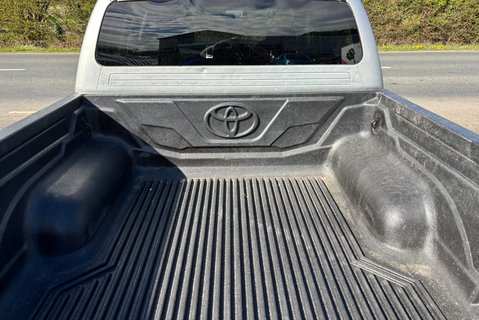 Toyota Hilux Icon 4X4 D-4D Double Cab Pickup - Sat Nav / Air Con / Rear Camera 9