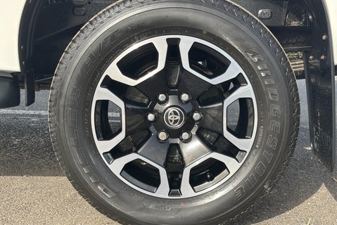 Toyota Hilux Invincible 4WD D-4D Double Cab Pickup 32