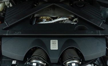 Aston Martin DB12 V8 33