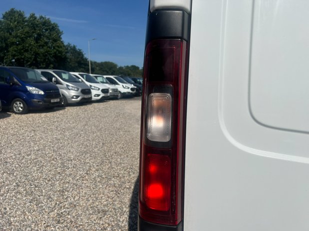 Vauxhall Vivaro LWB High Roof L2H2 120 Bi Turbo Air Con 1 Owner 24