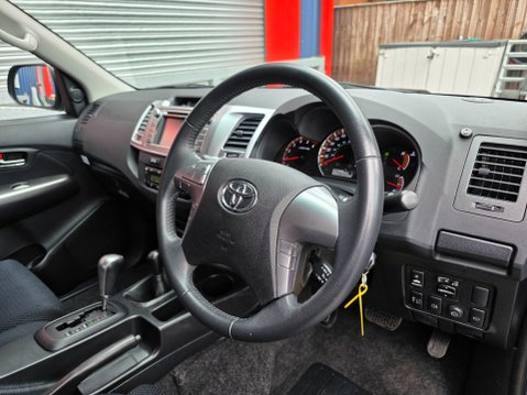 Toyota Hilux INVINCIBLE 4X4 D-4D DCB Auto 19