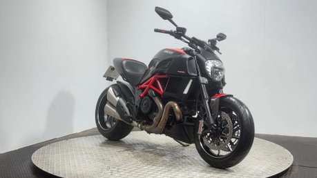 Ducati Diavel 1198 CARBON EDITION 24K 1 OWNER JUST SERVICED MOT APRIL 2027 3