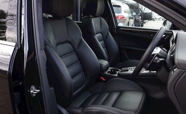 Porsche Macan Turbo 12