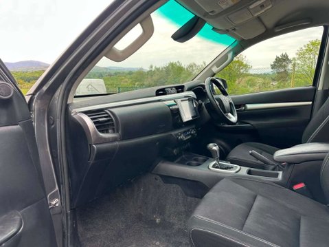 Toyota Hilux 2.4 HI-Luxury Invincible D-4D 4WD Double Cab Auto 4WD 5dr 19