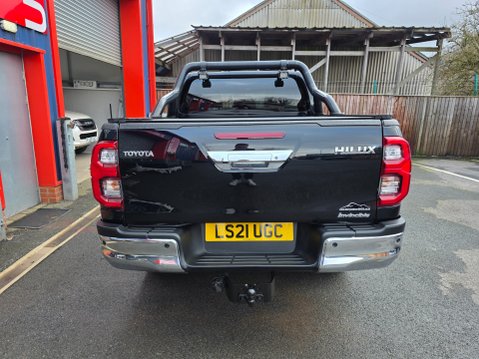 Toyota Hilux INVINCIBLE 4WD D-4D DCB Auto 7