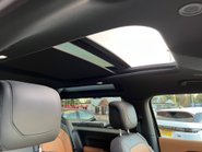 Land Rover Defender X MHEV 34