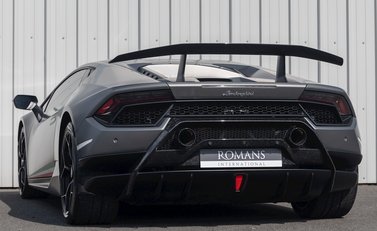 Lamborghini Huracan LP640-4 Performante 3