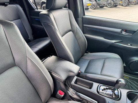 Toyota Hilux INVINCIBLE X 4WD D-4D DCB 21