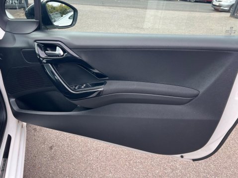 Peugeot 208 1.2 VTi Style Euro 5 3dr 23