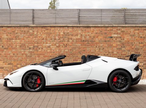 Lamborghini Huracan Spyder LP640-4 Performante 2