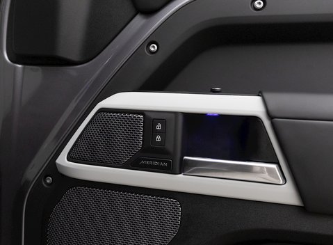 Land Rover Defender 110 HSE P300 23