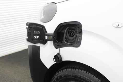 Peugeot e-Expert 100kW 75kWh Professional MWB Electric Automatic 11kW Charger 5