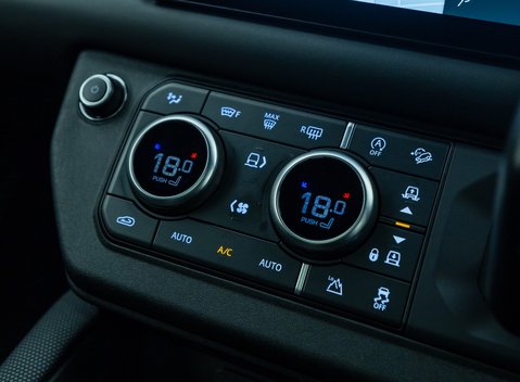 Land Rover Defender 110 V8 Bond Edition 27