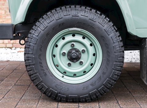 Land Rover Defender 110 Heritage 10