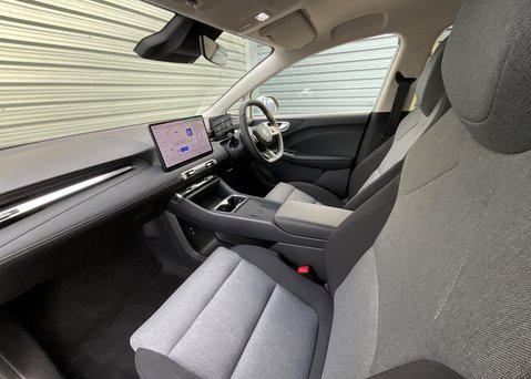 MG MG4 EV URBAN PREMIUM LONG RANGE 14