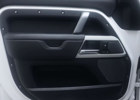 Land Rover Defender 3.0 Defender X-Dynamic HSE D MHEV A 4WD 5dr 70