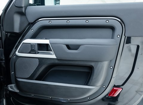 Land Rover Defender 90 D250 X-Dynamic SE URBAN 24