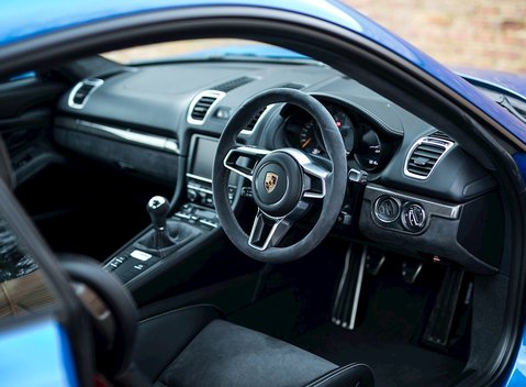 Porsche Cayman GT4 11