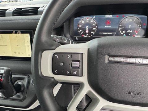 Land Rover Defender SE MHEV 24