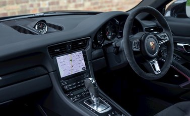 Porsche 911 Targa 4 GTS (991.2) 16