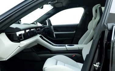 Porsche Taycan Turbo S Cross Turismo 15