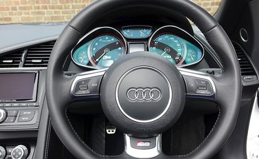 Audi R8 V10 Spyder 8