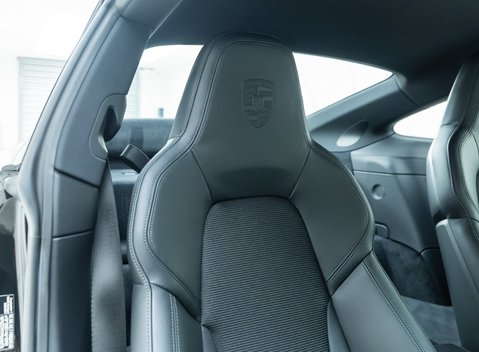 Porsche 911 GT3 Touring (992) 16