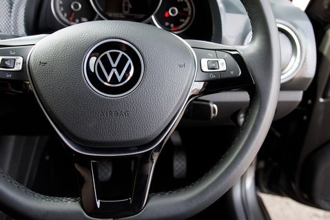 Volkswagen Up R-LINE 20