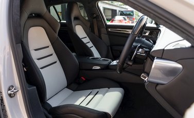 Porsche Panamera Turbo Sport Turismo 12