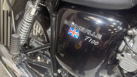 Triumph Bonneville 2004 ONLY 14K LONG MOT TOP BOX VERY CLEAN MODERN RETRO 790 31
