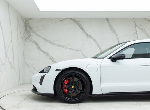 Porsche Taycan GTS Sport Turismo 32