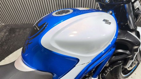 Suzuki Gladius 650 2010 ONLY 26K SV650 MOTOR MOT 08/27 SERVICED A2 650CC 24