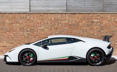 Lamborghini Huracan LP640-4 Performante 2